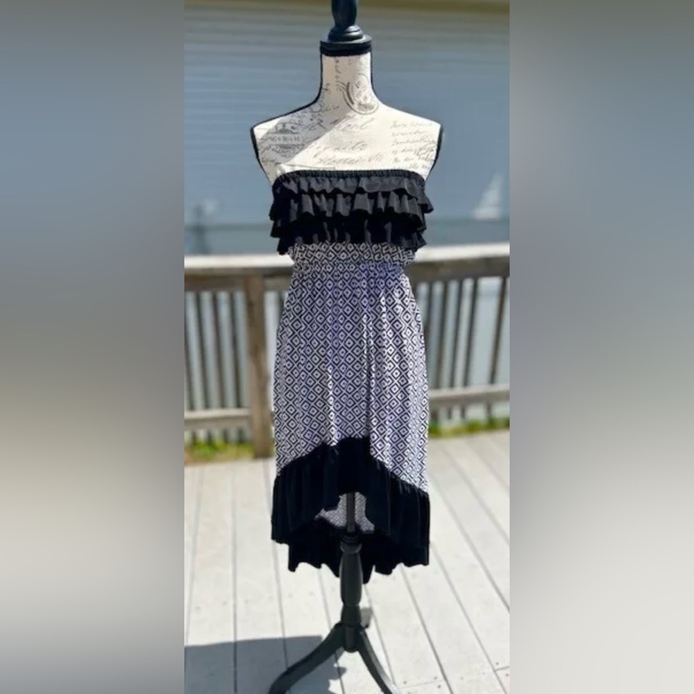 Ruffled Dip Hem Black & White Strapless Dress Women’s Size SMALL​​​
